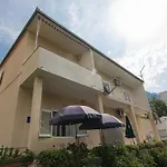 Apartments with a parking space Makarska - 15375