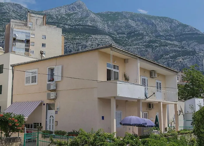 Apartments with a parking space Makarska - 15375